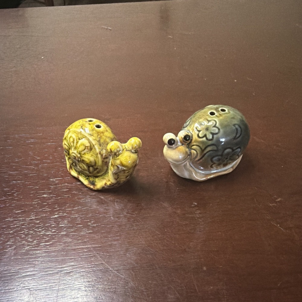 Ceramic Snail Salt & Pepper Shakers Set Green Brown Beige Floral Novelty